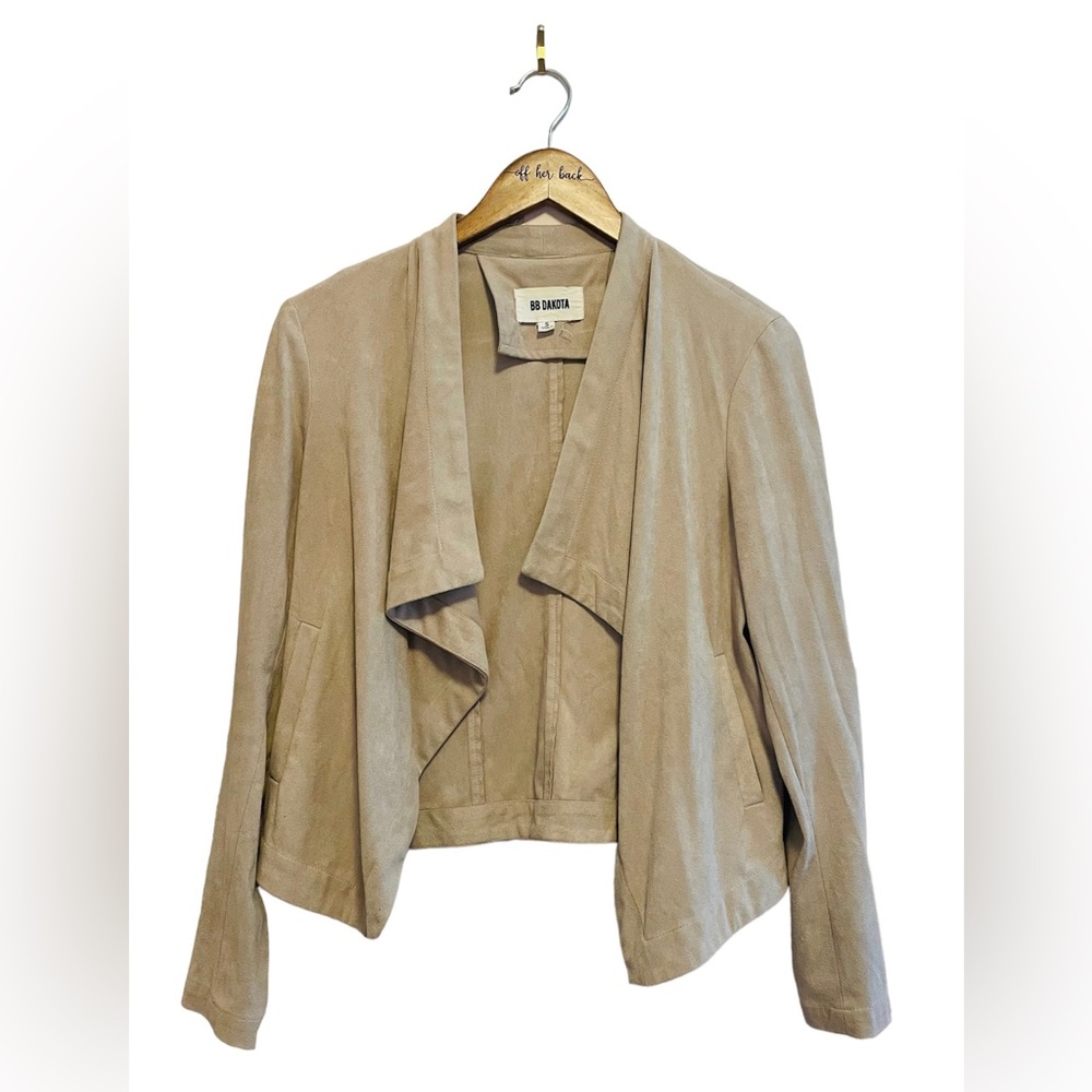 Open Soft Beige Jacket- Great condition!

Size: Small

Brand: BB Dakota